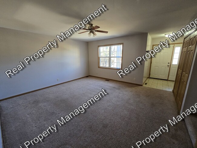 Building Photo - Spacious Three Bedroom Townhome