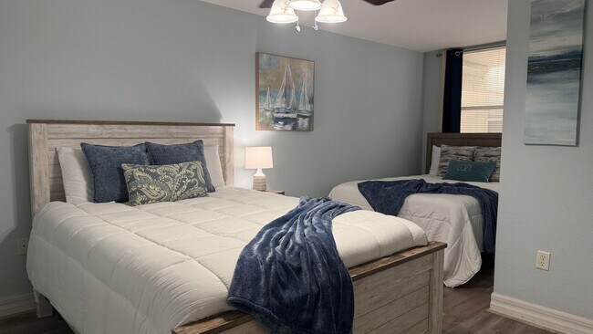 Building Photo - Charming 2/2 Seasonal Rental in Sarasota – Minutes from the Beach! Private Courtyard Included!!