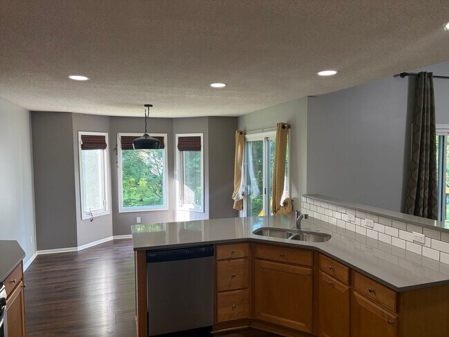 Building Photo - HUGE 3 Bed Home for Rent!