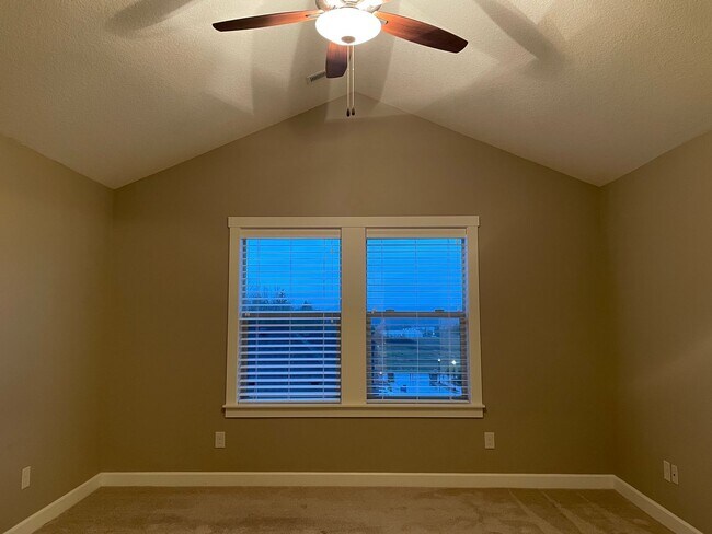 Building Photo - BEAUTIFUL LUXURY Style Townhouse with a gorgeous VIEW! Gated community in Camas! Top Rated Schools!