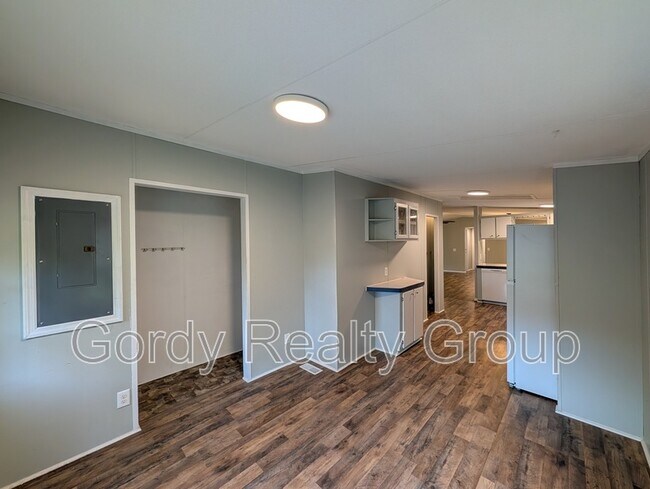 Building Photo - 3166 Redbud Ln