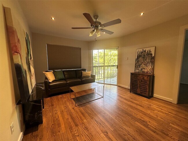 Building Photo - 18333 Roehampton Dr