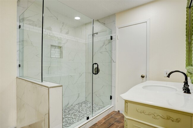 Building Photo - 15 Bendwood Dr