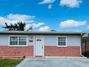 Building Photo - Excellent 2/1 Duplex in Desirable Area