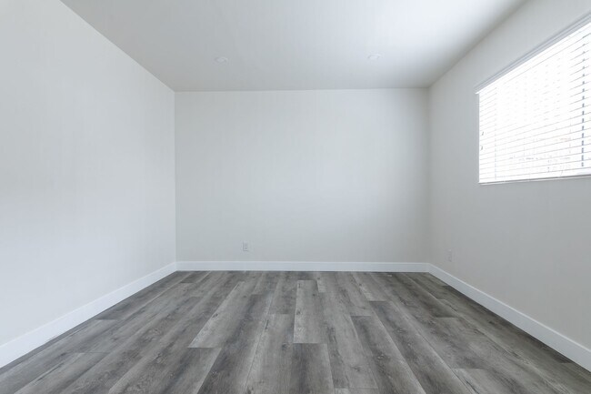 Building Photo - Newly Renovated 1 and 2 Bedroom apartments