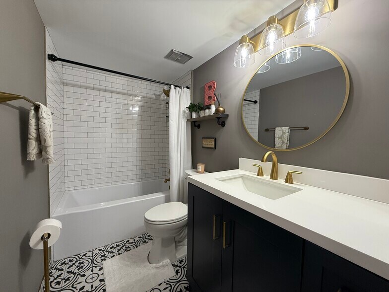 Guest bathroom with tub - 386 Golfview Rd