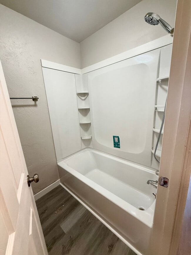 Building Photo - Renovated 1 Bedroom Available Now! All Uti...