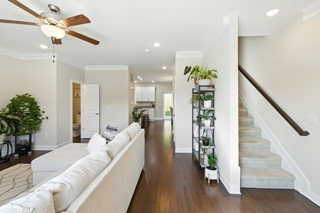 Building Photo - Immaculate Townhouse with Finished Basement