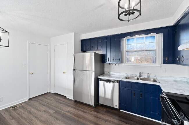Building Photo - 3 Bedroom Dog Friendly Home For Rent!