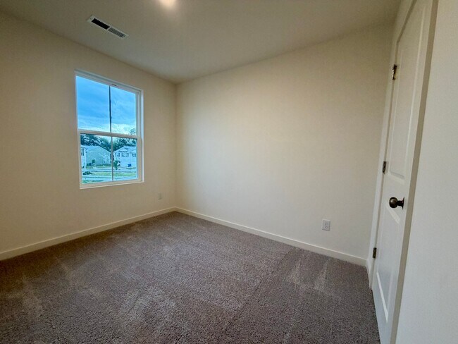 Building Photo - 844 Pine Cone Ln