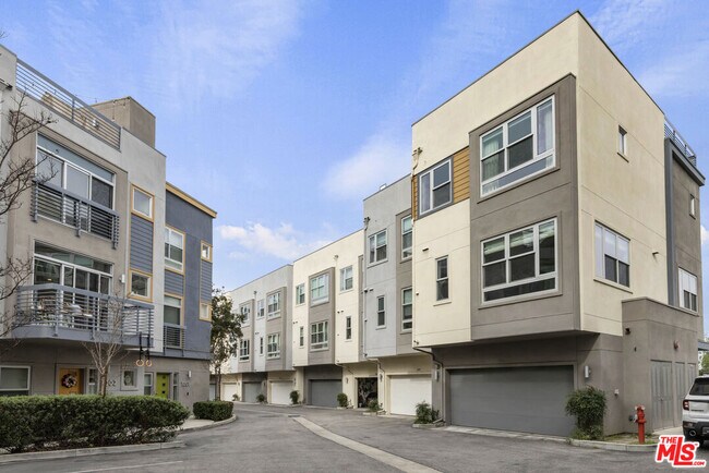 Building Photo - 2753 Waverly Dr