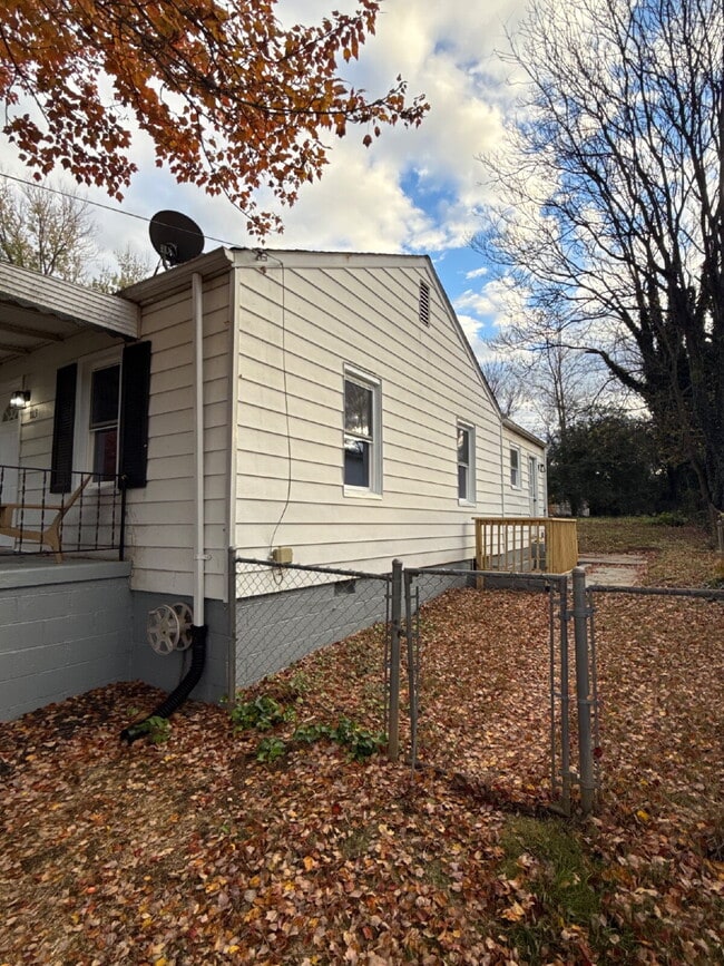 Building Photo - 3 bedroom / 2 Bathroom Perrymont / Sandusky Recently Remodeled Home with Fenced in Backyard