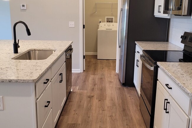 Building Photo - 3441 Alder Ave