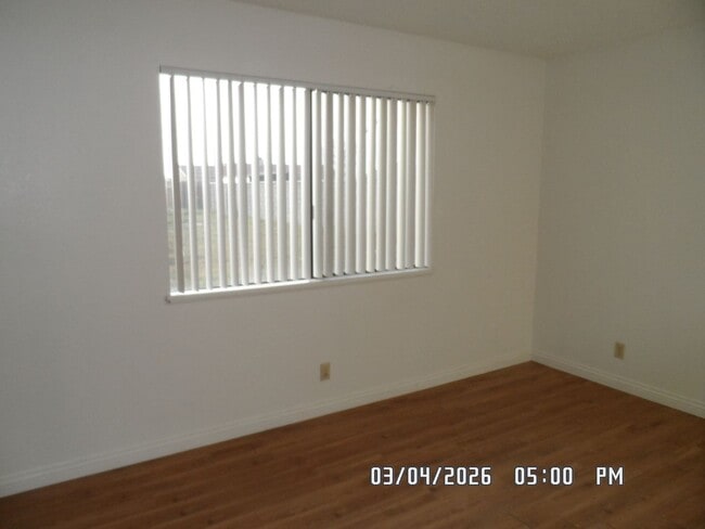 Building Photo - 3 Bedrooms, 1.75 Bathrooms, 2 Car Garage, Fully Fenced, Central Air & Heat, Large Lot, Wood Flooring