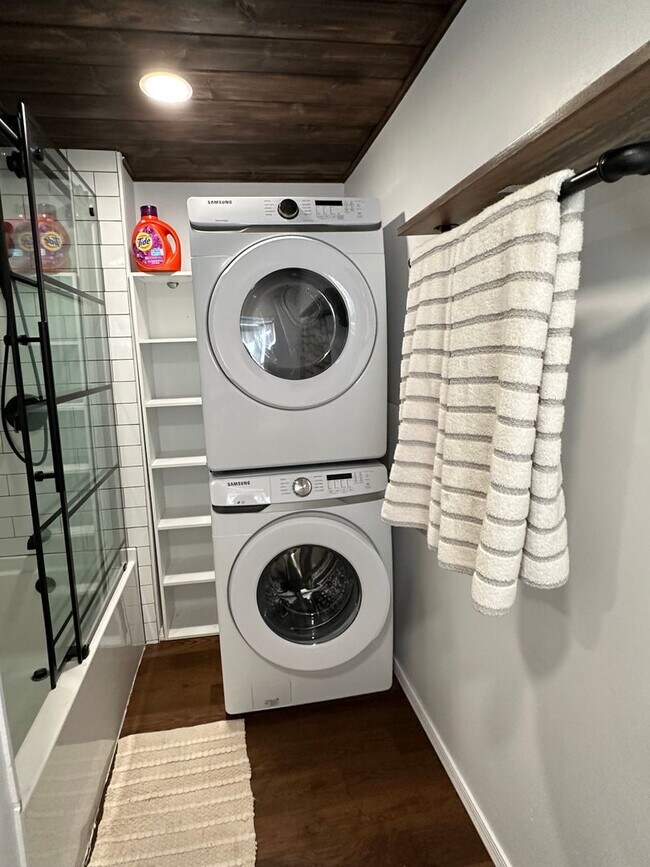 Building Photo - 3 Bedroom 1 Bath