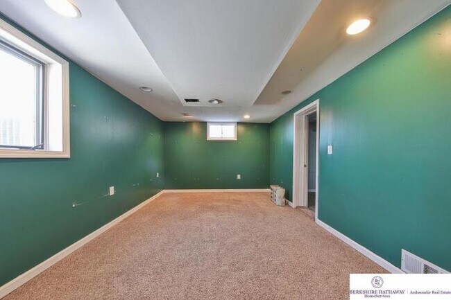 Building Photo - 3 bedroom in Omaha NE 68114
