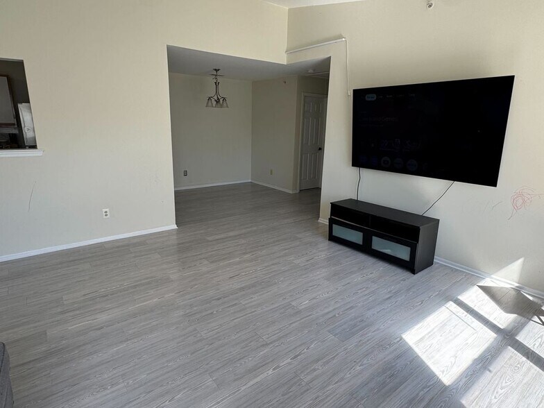 Building Photo - 380 Keswick Dr