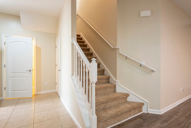 Building Photo - 253 Catriona Dr