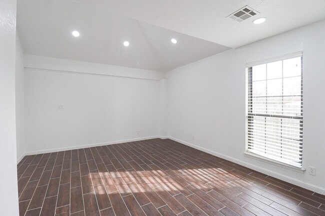 Building Photo - 4 Bed | 2 Bath in East Tulsa!