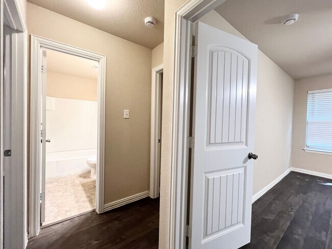 Building Photo - 660 River Garden Dr