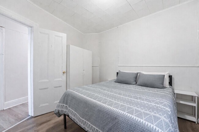 Building Photo - 335 47th St