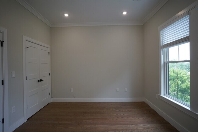 Building Photo - 464 Sumner St