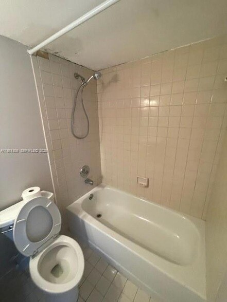 Building Photo - 20810 NE 8th Ct