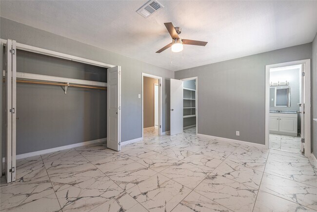 Building Photo - 2511 Meadow Ln