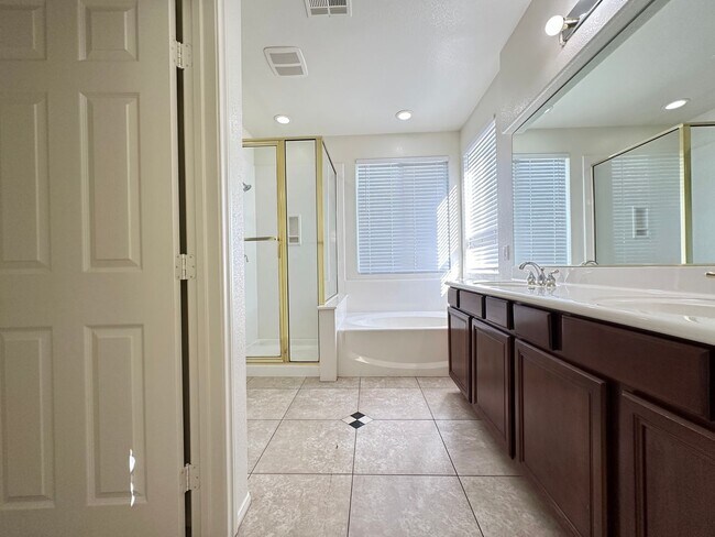 Building Photo - SOLANO AT THE VISTAS