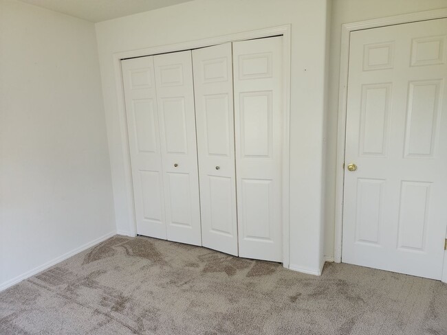 Building Photo - Bethany Home Available