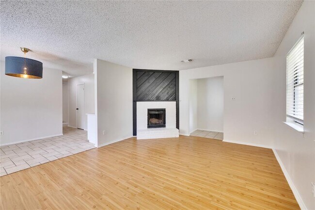Building Photo - 3900 E 16th St