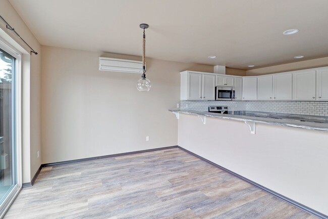 Building Photo - 3 Bed 2.5 Bath Townhome - A/C - Pet Friend...