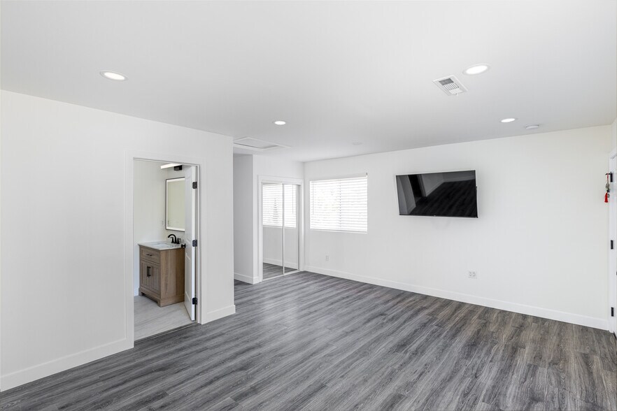 Building Photo - 8143 Hinds Ave