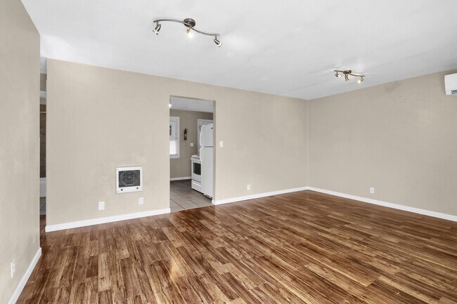 Building Photo - 1131/1133 W Ivy Ave