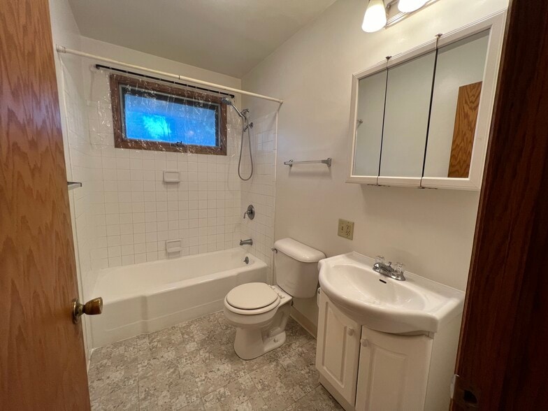 Building Photo - 2102 Pond St