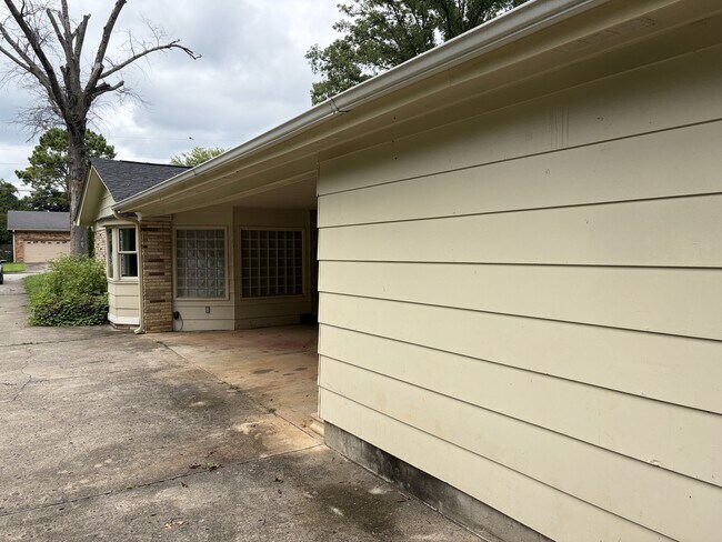 Building Photo - 2109 Villaret Dr SW