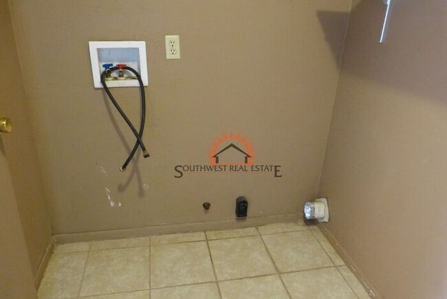 Building Photo - Spacious 3 bedroom 2 bathroom home.