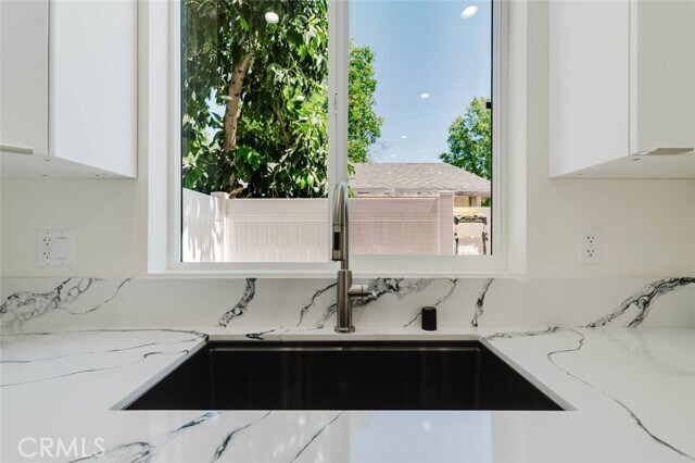 Building Photo - 8839 Sophia Ave
