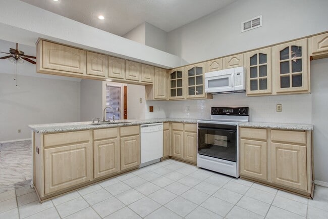 Building Photo - 3 Bedroom Duplex - Updated and Bright - Av...