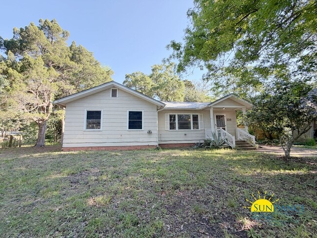 Building Photo - Freshly Painted 3BR/2BA Home Near Santa Rosa Sound & Choctawhatchee Bay!
