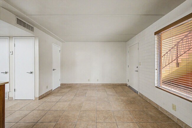 Building Photo - University/ Downtown- 1 bedroom first floor condo