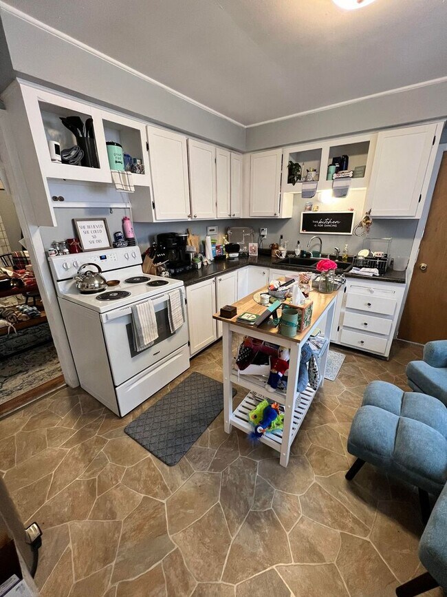 Building Photo - 708 E 6th St