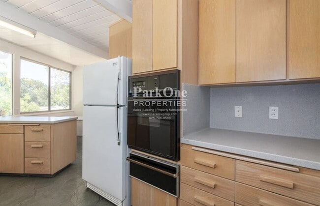 Building Photo - Single-level mid-century home in the heart of Orinda!