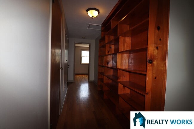 Building Photo - Charming 5 bed House!