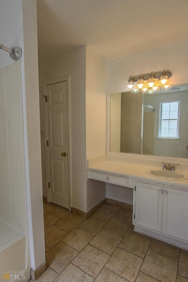 Building Photo - 619 W Manor