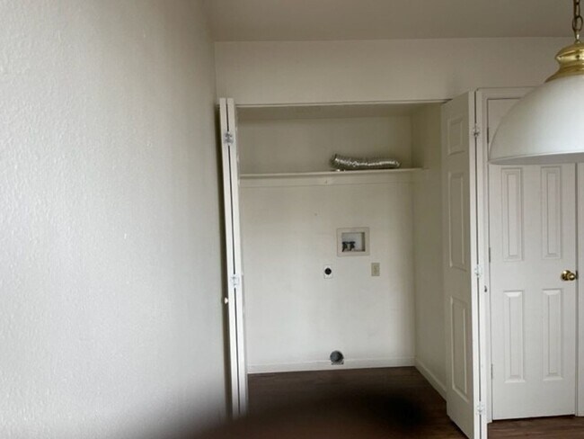 Building Photo - 4005 Pheasant Dr