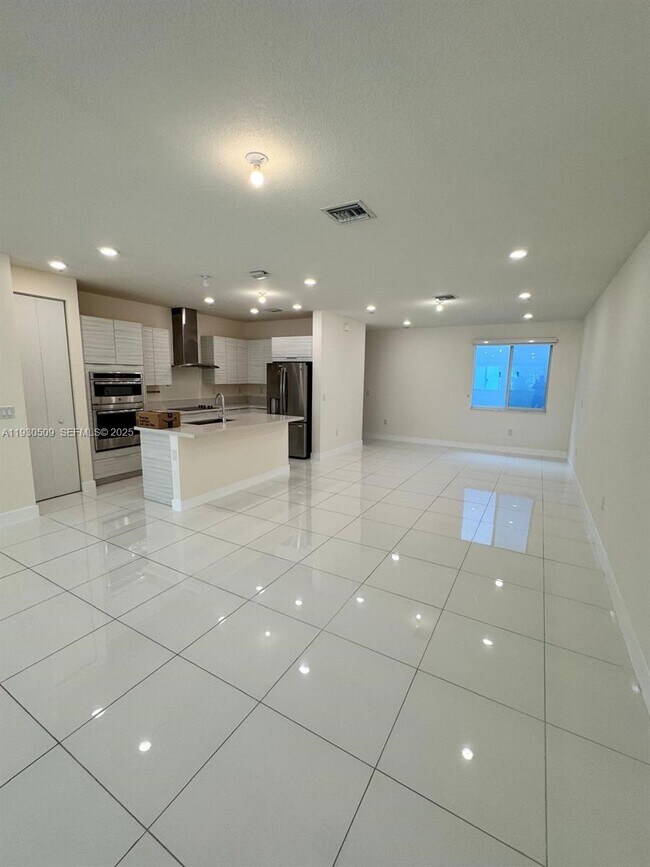 Building Photo - 10445 NW 66th St