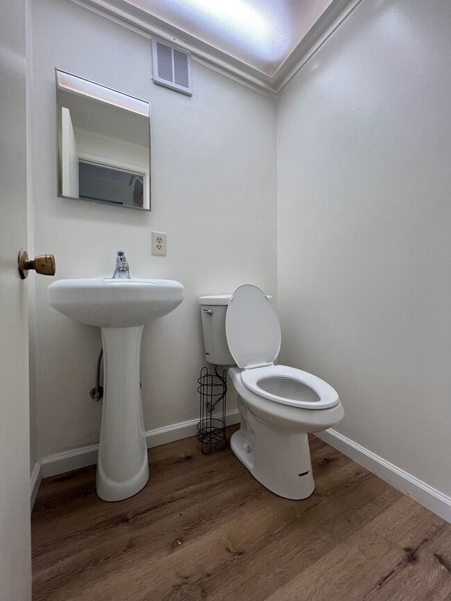 Building Photo - 3 bed 1.5 bath Home upper westside