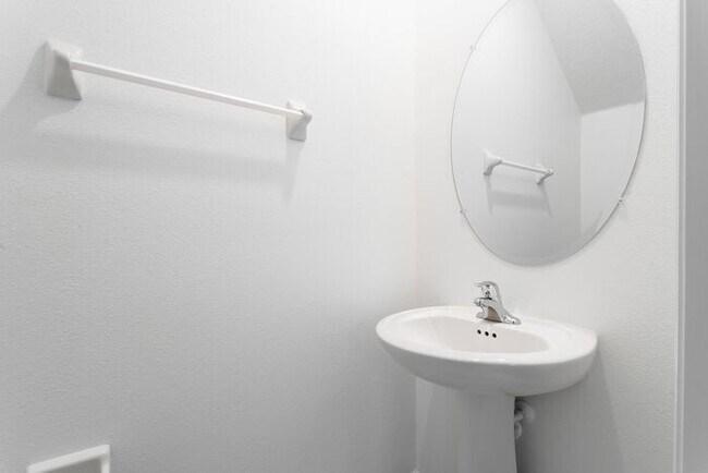 Building Photo - APPLY NOW! 2BED 2.5BATH