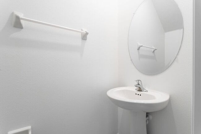 Building Photo - COMING SOON! APPLY NOW! 2BED 2.5BATH